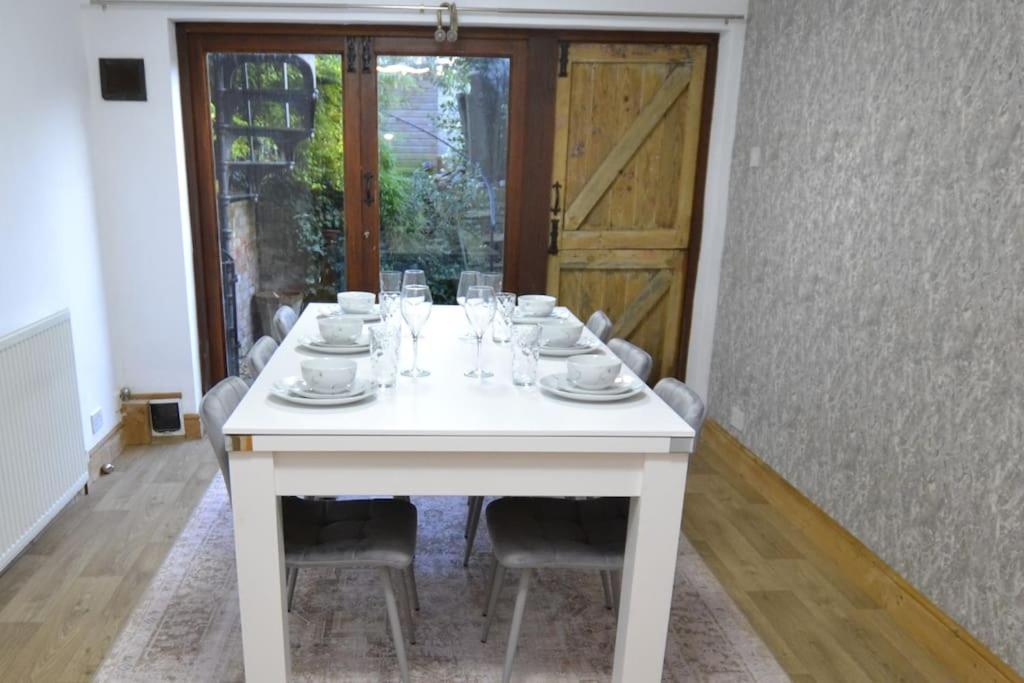 The Hive 4 Bed House Pool Table Air-Con Villa Maidstone Buitenkant foto